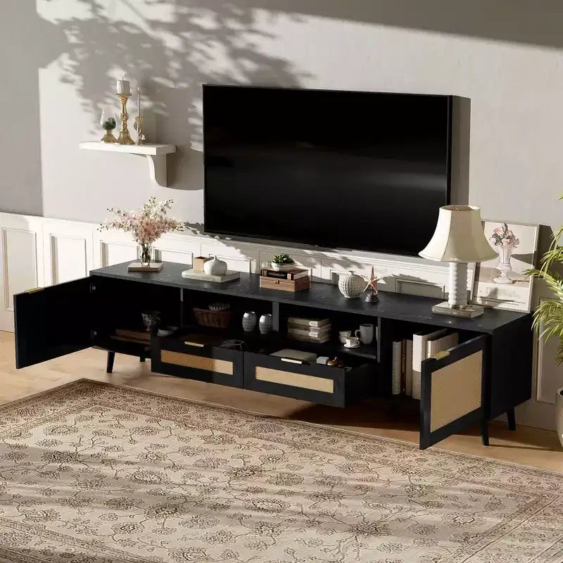 Mobile TV in rattan per TV fino a 85 pollici, console multimediale con gambe in legno massello e vano portaoggetti nascosto