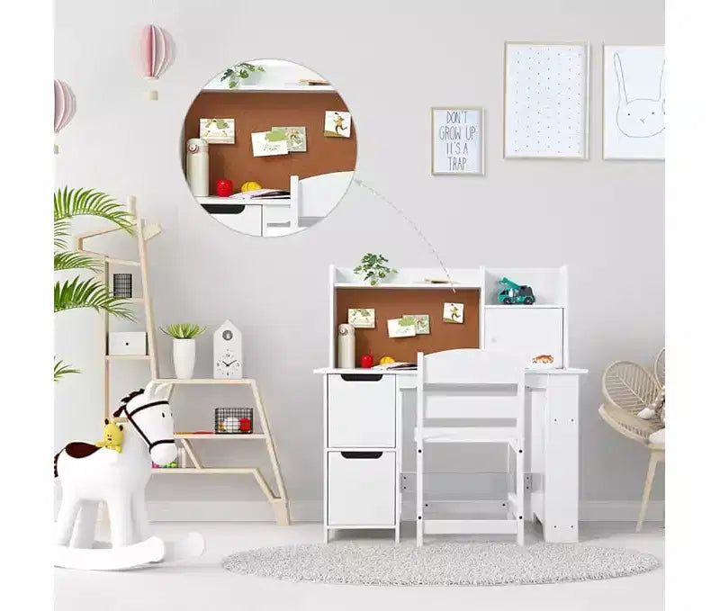 Set Scrivania e Sedia per Bambini con Credenza, Libreria, Armadietti e Bacheca in Sughero