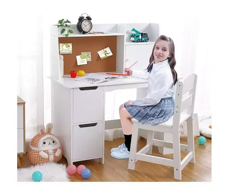 Set Scrivania e Sedia per Bambini con Credenza, Libreria, Armadietti e Bacheca in Sughero