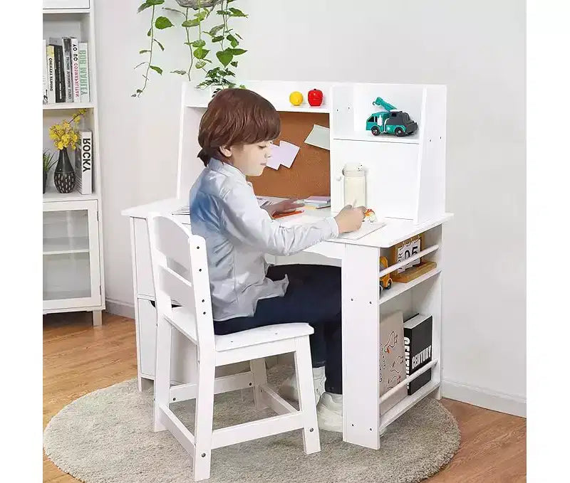 Set Scrivania e Sedia per Bambini con Credenza, Libreria, Armadietti e Bacheca in Sughero