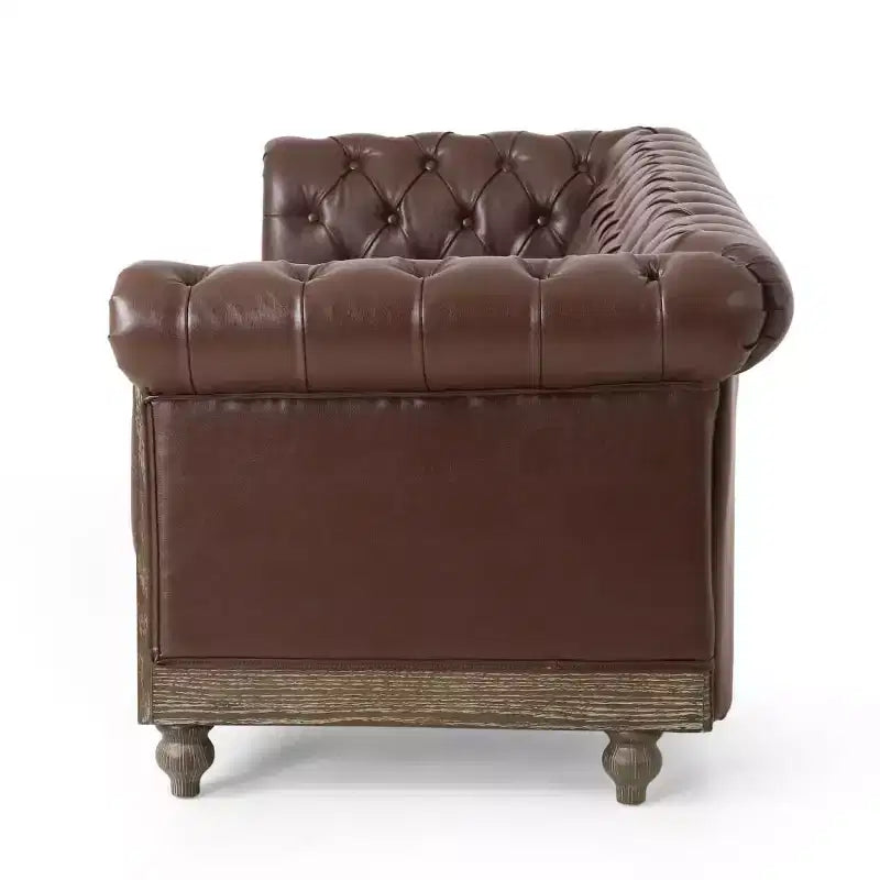 Divano Chesterfield a 3 posti con schienale trapuntato, finiture con borchie e gambe in legno – Pelle sintetica
