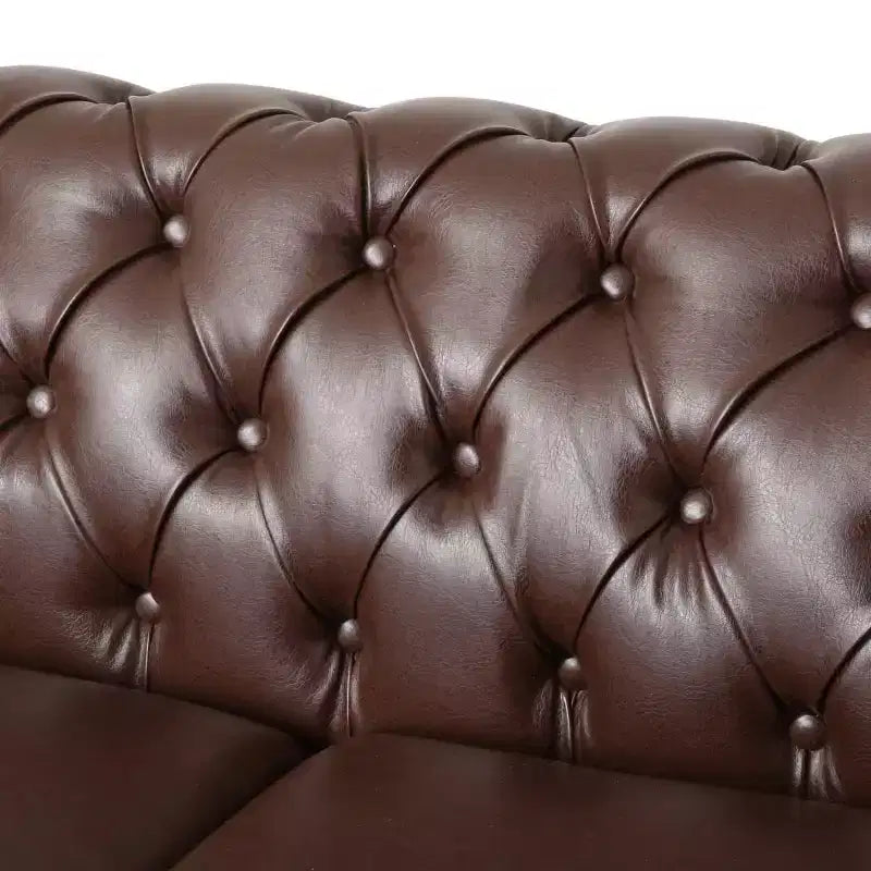 Divano Chesterfield a 3 posti con schienale trapuntato, finiture con borchie e gambe in legno – Pelle sintetica