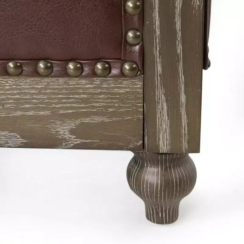 Divano Chesterfield a 3 posti con schienale trapuntato, finiture con borchie e gambe in legno – Pelle sintetica