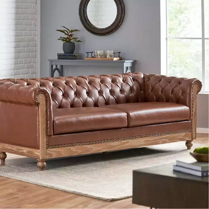 Divano Chesterfield a 3 posti con schienale trapuntato, finiture con borchie e gambe in legno – Pelle sintetica