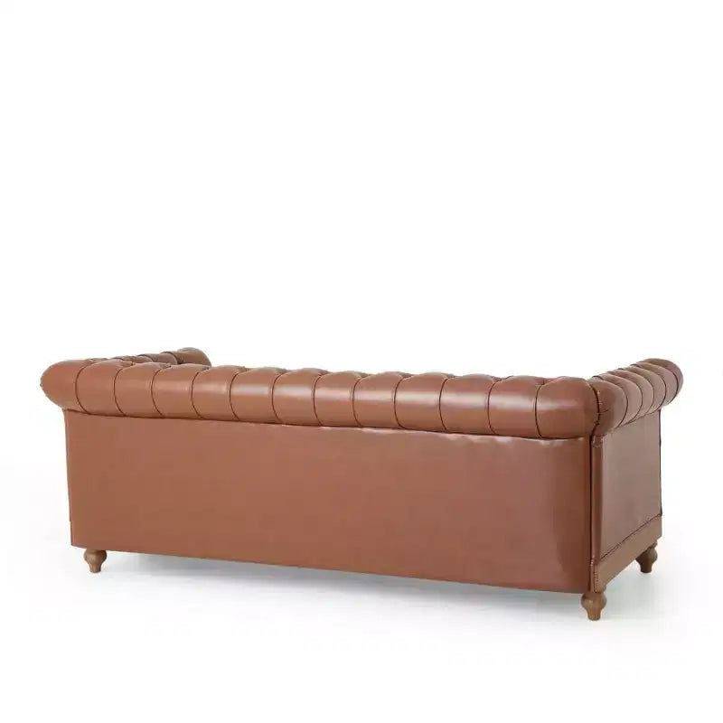 Divano Chesterfield a 3 posti con schienale trapuntato, finiture con borchie e gambe in legno – Pelle sintetica