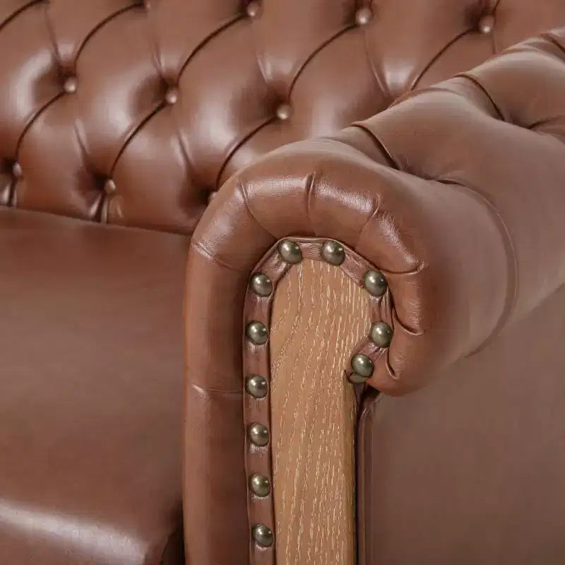 Divano Chesterfield a 3 posti con schienale trapuntato, finiture con borchie e gambe in legno – Pelle sintetica