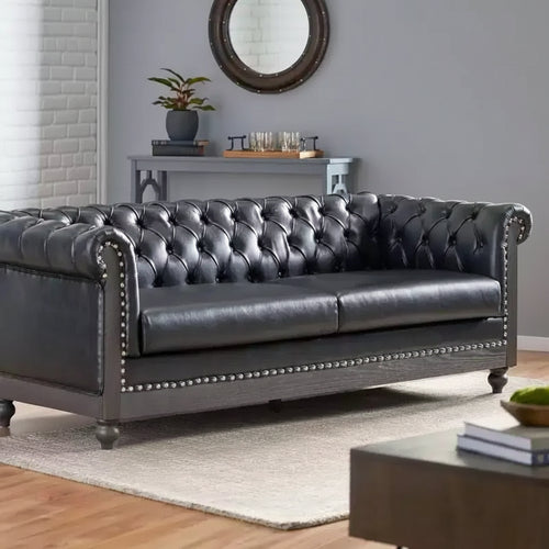 Divano Chesterfield a 3 posti con schienale trapuntato, finiture con borchie e gambe in legno – Pelle sintetica