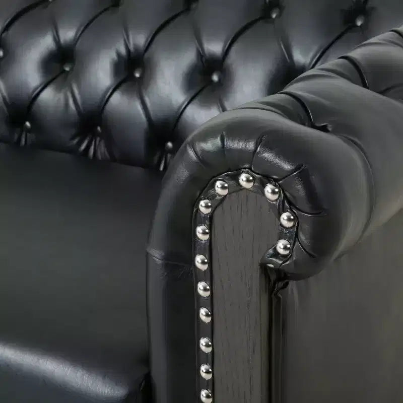Divano Chesterfield a 3 posti con schienale trapuntato, finiture con borchie e gambe in legno – Pelle sintetica