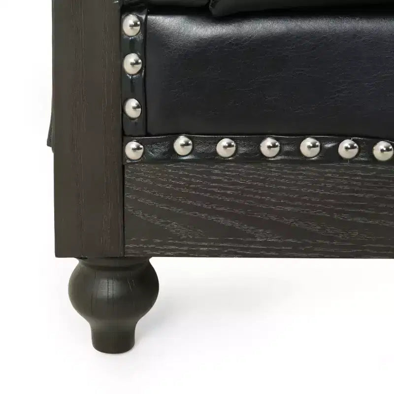 Divano Chesterfield a 3 posti con schienale trapuntato, finiture con borchie e gambe in legno – Pelle sintetica