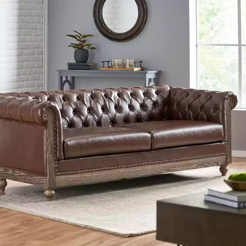 Divano Chesterfield a 3 posti con schienale trapuntato, finiture con borchie e gambe in legno – Pelle sintetica