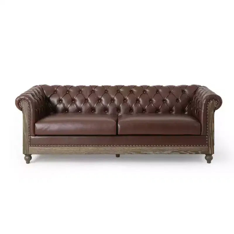 Divano Chesterfield a 3 posti con schienale trapuntato, finiture con borchie e gambe in legno – Pelle sintetica
