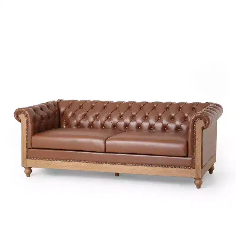 Divano Chesterfield a 3 posti con schienale trapuntato, finiture con borchie e gambe in legno – Pelle sintetica