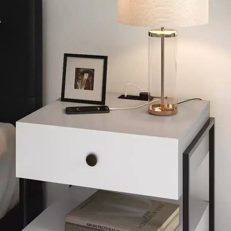 Comodino moderno con stazione di ricarica e porte USB